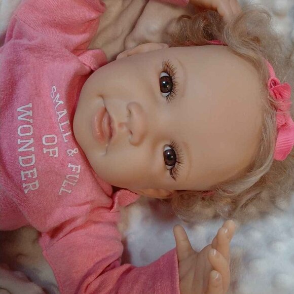 Ashton Drake Galleries So Truly Real 'Picture Perfect' Doll by Waltraud Hanl - Picture 8 of 10